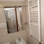 דירה Mansarda Con Terrazzo Privato בארלטה
